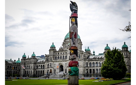 CFSC Celebrates BC Indigenous Human Rights Legislation. A totem pole in front of the BC Legislature building in Victoria. Photo: Flickr/"The Brit 2" CC- BY 2.0